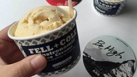 Es krim lembut dalam cup ini bisa didapatkan di gerai es krim bernama Fell + Cole. Terdapat berbagai rasa khas Korea di sana, seperti Makgeolli, Bir Stracciatella, Miso Vanilla hingga Daun Perilla. Foto: Istimewa