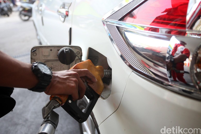 BBM Subsidi Masih Dipakai Orang Kaya Warga membeli bbm subsidi jenis premium di SPBU Pertamina, Otista, Jakarta Timur, Jumat (15/11/2019). Pertamina berharap penyaluran BBM Bersubsidi tepat sasaran. Sebab yang terjadi di lapangan hingga kini BBM Bersubsidi masih banyak dikonsumsi oleh masyarakat yang secara ekonomi tergolong mampu.