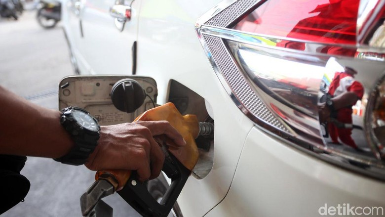 BBM Subsidi Masih Dipakai Orang Kaya Warga membeli bbm subsidi jenis premium di SPBU Pertamina, Otista, Jakarta Timur, Jumat (15/11/2019). Pertamina berharap penyaluran BBM Bersubsidi tepat sasaran. Sebab yang terjadi di lapangan hingga kini BBM Bersubsidi masih banyak dikonsumsi oleh masyarakat yang secara ekonomi tergolong mampu.