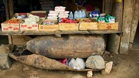 Namanya adalah Desa Qezelabad. Desa ini berada di Distrik Mofatteh Rural, Afghanistan. Kalau biasanya sebuah desa dibangun dari material biasa, desa ini berisikan bom sisa perang Uni Soviet tahun 1980. (BBC)