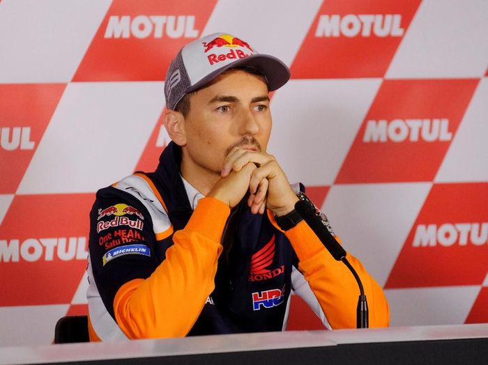 Jorge Lorenzo saat mengumumkan dirinya pensiun dari MotoGP. Foto: Heino Kalis/Reuters Jorge Lorenzo saat mengumumkan dirinya pensiun dari MotoGP. Foto: Heino Kalis/Reuters