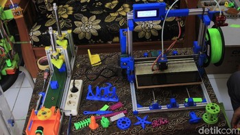 Siswa dibagi ke dalam lima divisi untuk pembuatan printer 3D ini (Yudha Maulana/detikcom)