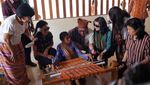 Melihat Aksi Menenun Siswa SD di Kupang