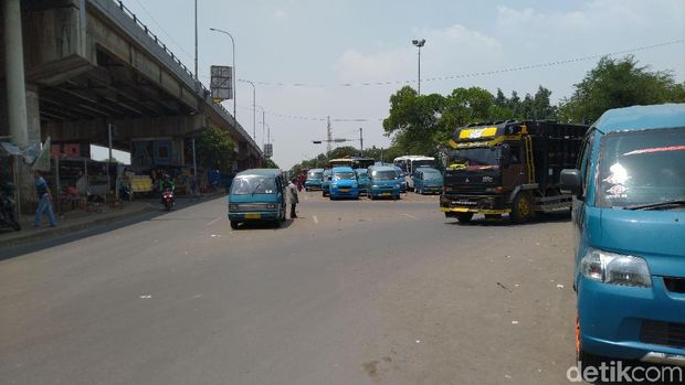 Banyak PKL, Kolong Flyover Cileungsi Tampak Kumuh