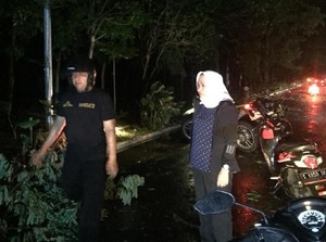 Saat Bupati Anna Tinjau Lokasi Terdampak Angin Kencang di Bojonegoro