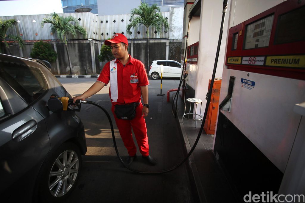 Warga membeli bbm subsidi jenis premium di SPBU Pertamina, Otista, Jakarta Timur, Jumat (15/11/2019). Pertamina berharap penyaluran BBM Bersubsidi tepat sasaran. Sebab yang terjadi di lapangan hingga kini BBM Bersubsidi masih banyak dikonsumsi oleh masyarakat yang secara ekonomi tergolong mampu.