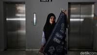Perajin menunjukkan kain batik khas Betawi yang diproduksi Elemwe.
