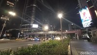 Gubernur DKI Jakarta Anies Baswedan meyakini jembatan penyeberangan orang (JPO) di Jalan Jenderal Sudirman yang atapnya dicopot bakal jadi spot selfie. Hal itu disampaikan Anies dalam rapat Rapim Penataan PKL di Trotoar Thamrin-Sudirman dan Pusat Kuliner Thamrin pada 10 pada 23 Oktober 2019 (Randy/detikcom)