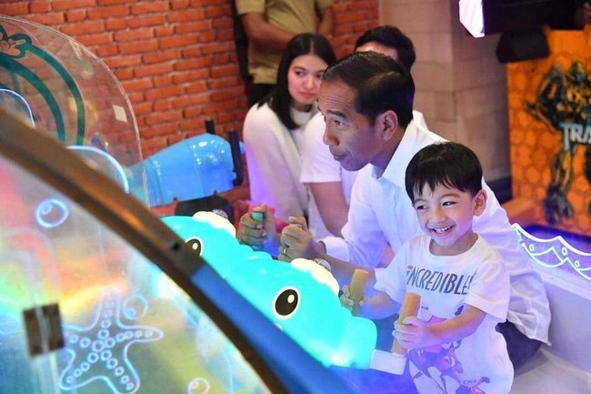Inilah salah satu momen menggemaskan Jan Ethes saat diajak Jokowi bermain di sebuah arena permainan di mall. Anak kecil itu tak bisa menyembunyikan senyum gembiranya saat sang kakek ikut asyik menemaninya bermain. Foto: Dok. Instagram @janethes_story