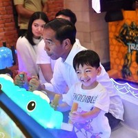 Inilah salah satu momen menggemaskan Jan Ethes saat diajak Jokowi bermain di sebuah arena permainan di mall. Anak kecil itu tak bisa menyembunyikan senyum gembiranya saat sang kakek ikut asyik menemaninya bermain. Foto: Dok. Instagram @janethes_story