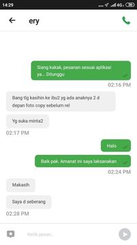 Driver Ojol Ini Belikan Minuman Untuk Pengemis di Pinggir Jalan