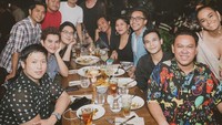 Makan malam kali ini tampaknya Rossa ditemani dengan rekan-rekan yang membantu kesuksesannya di panggung. Usai makan, mereka tak lupa berpose. Cekrek! Foto: instagram @itsrossa