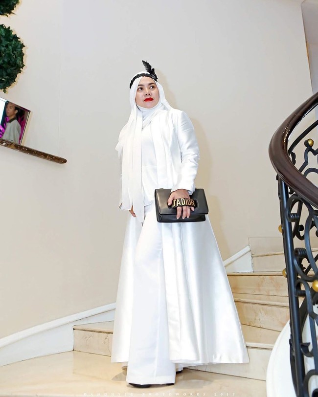 Sarita Abdul Mukti konsisten mengunggah gaya dengan disertai hashtag #singlemom atau #singlelady. Sarita kini memang berjuang sebagai seorang ibu tunggal membesarkan empat anaknya. Foto: Dok. Instagram