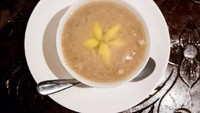 Foto: IstimewaDessert satu ini terbuat dari pasta ubi dan kacang gingko yang manis, bagi para penggemar ubi Orh Nee akan disukai.