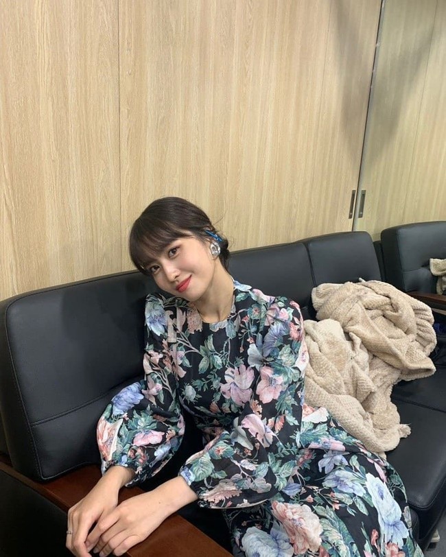 Momo TWICESatu lagi member TWICE yang ditunggu kehadiran oleh para tentara. Adalah Momo, member asal Jepang yang dikenal jago menari. Tak heran, jika penampilannya juga dinanti. Foto: Instagram Twice