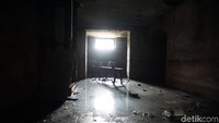 Ukuran bunker yang kami masuki tidaklah besar. Terdapat bagian celah yang menunjukan seperti lorong yang ternyata tertutup tembok. Masih penuh teka-teki, apakah ada kelanjutan dari lorong ini atau memang sebatas bagian itu saja. (Syanti/detikcom)
