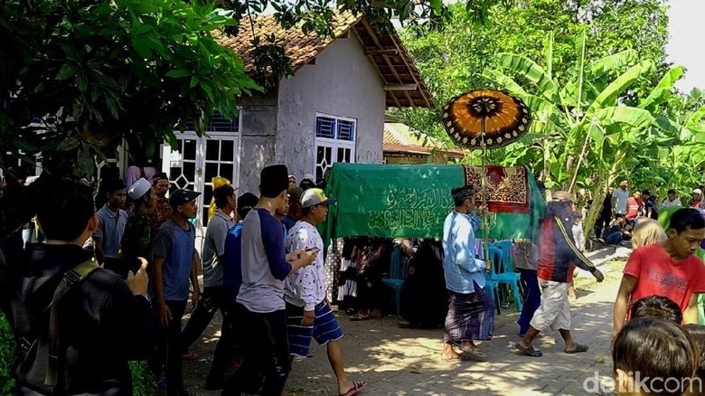 Kedatangan Jenazah Molor, Salsis Korban Laka Tol Cipali Dimakamkan Kedatangan Jenazah Molor, Salsis Korban Laka Tol Cipali Dimakamkan