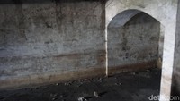 Terdapat tiga bunker di stasiun utara Jakarta ini. Dan detikcom pun kali ini hanya bisa masuk ke dalam 1 banker saja yang berada di bawah ruangan yang berfungsi sebagai restoran dahulunya. (Syanti/detikcom)