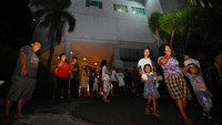 Sejumlah penghuni hotel berhamburan keluar saat terjadi gempa di Manado, Sulawesi Utara, Kamis (14/11/2019). ANTARA FOTO/Aloysius Jarot Nugroho.