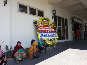Jelang Persalinan Selvi, Relawan Gibran Kirim Karangan Bunga