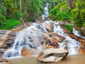 Selfie di Air Terjun, Turis Ini Jatuh dan Tewas