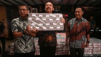 Turut hadir dalam konferensi pers di kantor Kejaksaan Agung antara lain Jaksa Agung Sanitiar Burhanuddin dan jajaran jaksa agung muda di lingkungan Kejaksaan Agung. Namun demikian, Kokos tidak hadir dalam kesempatan itu.