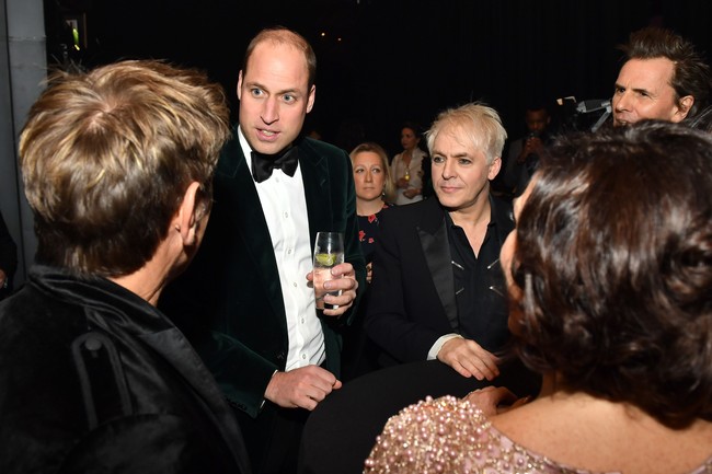 Band lawas legendaris Duran Duran juga ikut meramaikan acara tersebut. Pangeran William tampak serius mendengarkan cerita dari salah satu personel Duran Duran. (Foto: Getty Images)