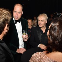 Band lawas legendaris Duran Duran juga ikut meramaikan acara tersebut. Pangeran William tampak serius mendengarkan cerita dari salah satu personel Duran Duran. (Foto: Getty Images)