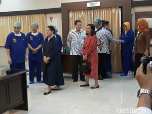 Deg-degannya Iriana Jokowi Tunggui Cucu Ketiga Lahir