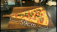 Wow! Kyuhyun Super Junior Jago Membuat Pizza Raksasa Berdiameter 60 Cm