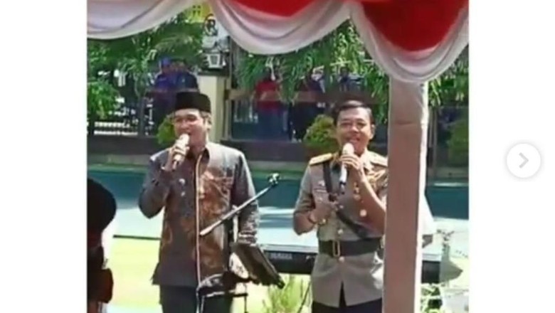 Momen Kapolri dan Pasha Ungu Duet Lagu Bongkar Iwan Fals Momen Kapolri dan Pasha Ungu Duet Lagu Bongkar Iwan Fals