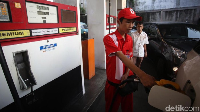 Warga membeli bbm subsidi jenis premium di SPBU Pertamina, Otista, Jakarta Timur, Jumat (15/11/2019). Pertamina berharap penyaluran BBM Bersubsidi tepat sasaran. Sebab yang terjadi di lapangan hingga kini BBM Bersubsidi masih banyak dikonsumsi oleh masyarakat yang secara ekonomi tergolong mampu.