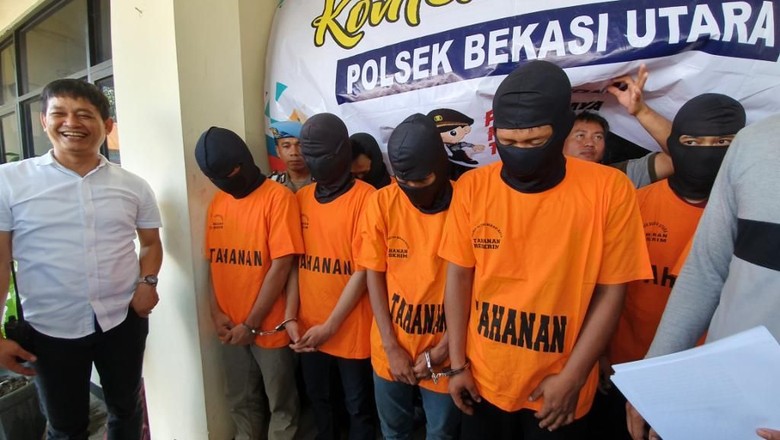 9 Pencopet Ponsel di Konser Musik di Bekasi Ditangkap Polisi 9 Pencopet Ponsel di Konser Musik di Bekasi Ditangkap Polisi