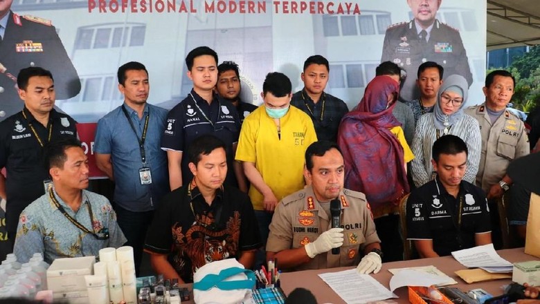 Salon Kecantikan Ilegal di PIK Dibongkar Polisi, 2 WN China Ditangkap Salon Kecantikan Ilegal di PIK Dibongkar Polisi, 2 WN China Ditangkap