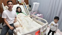 Gibran Rakabuming Raka bersama sang istri Selvi Ananda serta Jan Ethes Srinarenda berfoto bersama dengan keluarga baru mereka La Lembah Manah. Selvi melahirkan bayi perempuan cantik itu di RS PKU Muhammadiyah, Solo, Jateng pada pukul 15.46 WIB sore tadi. (Foto: Agus Suparto/Fotografer Kepresidenan)