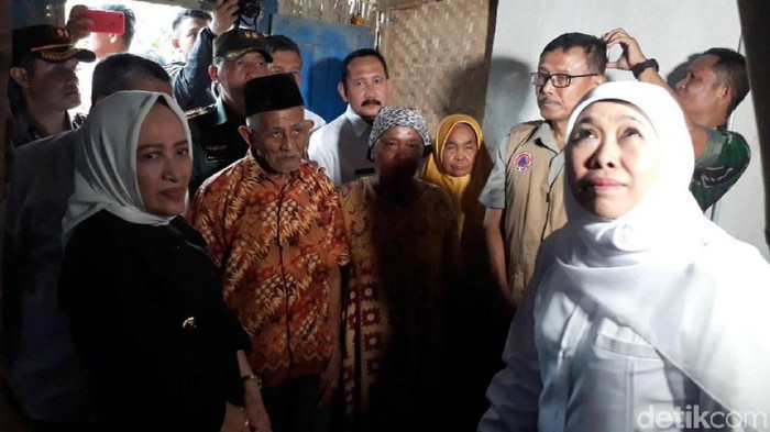 Didampingi Bupati Anna, Khofifah Beri Bantuan Warga Terdampak Angin Kencang