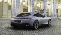 Desain mobil menjadi lebih agresif di bagian belakang karena, ia memiliki fender yang lebar dengan lampu belakang yang terintegrasi. Model ini juga memiliki bumper belakang hitam dengan 4 tailpipe. Foto: Ferrari