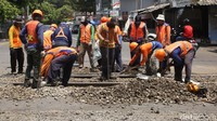 Perawatan dilakukan di perlintasan yang sering dilalui kendaraan.