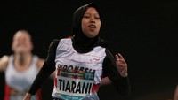 Pelari Indonesia, Karisma Tiarani berlomba pada nomor final lari 100 meter putri T63 pada Kejuaraan Dunia Para Atletik 2019 di Dubai, Rabu (13/11/2019) malam. Karisma berhasil memecahkan rekor dunia dengan catatan waktu 14,72 detik. ANTARA FOTO/REUTERS/Christopher Pike.