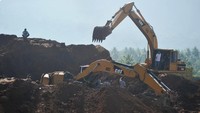 Longsor area penambangan tanah clay terjadi pada Kamis (14/11/2019) siang. Tanah tiba-tiba bergerak dan menimpa escavator dan dum truk yang sedang melakukan loading tanah.