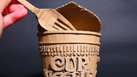 Monami membuat banyak replika, termasuk makanan. Ia memanfaatkan kardus dari Amazon sebagai bahan utama pembuatan karya seninya. Tampilannya realistis seperti Cup Noodle ini. Foto: Instagram monamincb