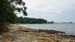 Foto Pantai di Bekas Reruntuhan Resor Mewah