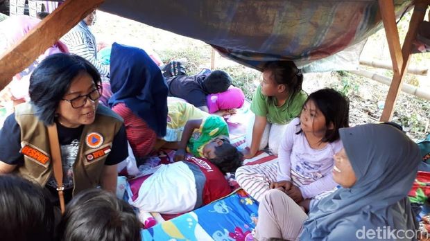  Ratusan warga Kecamatan Kema, Minahasa Utara, Sulut  masih berada di pengungsian. 