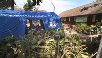 Atap bangunan sekolah SDN Banjarsari I di Serang, Banten, ambrol akibat tertimpa pohon saat hujan deras disertai angin kencang pada Rabu (13/11) lalu.