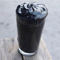Unik! Kafe Ini Tawarkan Kopi Hitam Pekat dengan Whipped Cream Hitam