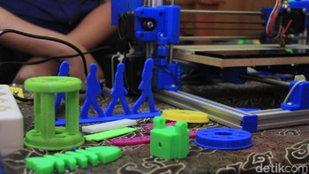 Mereka pun membuat media pembelajaran dengan hasil cetakan printer 3D tersebut. (Yudha Maulana/detikcom)