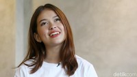Kecantikan Rebecca Klopper semakin lengkap karena senyuman manis. Foto: Hanif Hawari/detikHOT