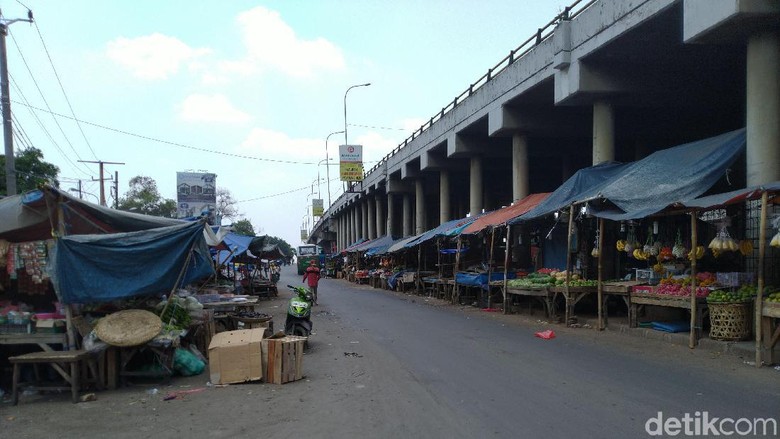 Tampak Kumuh, Camat Akan Relokasi PKL di Bawah Flyover Cileungsi Tampak Kumuh, Camat Akan Relokasi PKL di Bawah Flyover Cileungsi