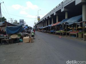 Tampak Kumuh, Camat Akan Relokasi PKL di Bawah Flyover Cileungsi