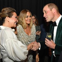 Penampilan tersebut menemani William ketika menyapa tamu selebriti. Salah satunya Rita Ora. (Foto: Getty Images)